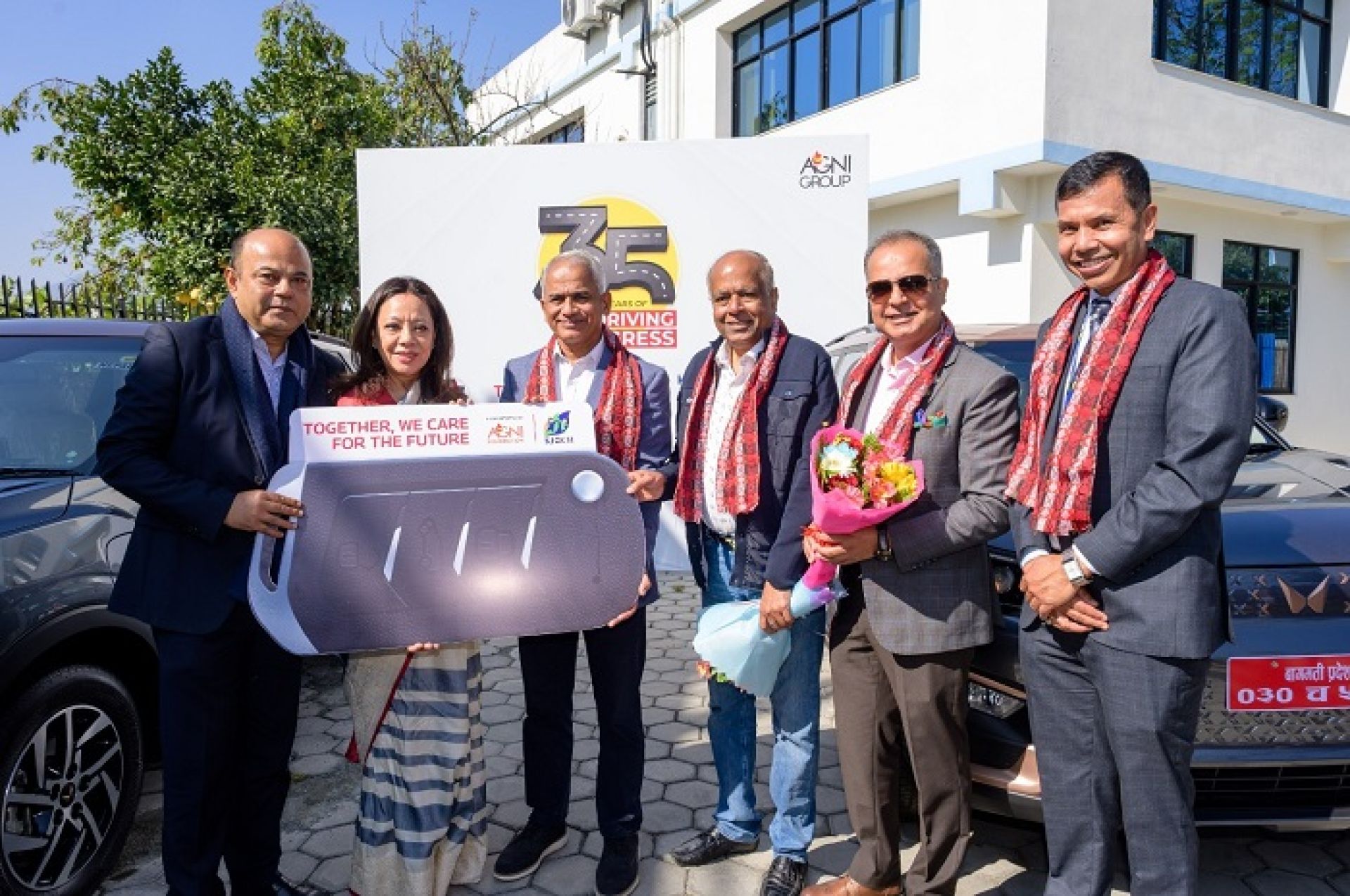 अग्नि ग्रुपद्वारा इन्स्टिच्युट अफ चाइल्ड हेल्थलाई महिन्द्रा एसयूभी४०० का दुई इलेक्ट्रिक एसयूभी हस्तान्तरण 